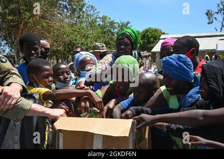 Les villageois de Magogoni ont reçu des collations à Lamu, au Kenya, le 20 mars 2021. Les villageois ont reçu divers dons de proches soldats aux États-Unis du 2020 novembre au 2021 mars dans le cadre du soutien humanitaire à la région, sous la direction de soldats Bayonet de la Force opérationnelle affectés à la Compagnie Alpha de l’Armée américaine, 2e Bataillon, 135e Régiment d’infanterie. Banque D'Images