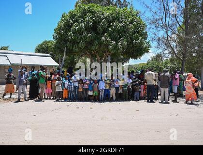 Les villageois de Magogoni attendent l'arrivée des soldats américains à Lamu, Kenya, le 20 mars 2021. Les soldats de la Force opérationnelle Bayonet affectés à la Compagnie Alpha de l'armée américaine, 2e Bataillon, 135e Régiment d'infanterie, ont recueilli des dons de proches aux États-Unis du 2020 novembre au 2021 mars dans le cadre d'un soutien humanitaire à la région. Banque D'Images