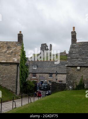 CHÂTEAU DE CORFE, ROYAUME-UNI - 18 août 2021 : un ancien château de Corfe vu du village de Dorset, en Angleterre Banque D'Images