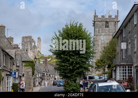 CHÂTEAU DE CORFE, ROYAUME-UNI - 18 août 2021 : un ancien château de Corfe vu du village de Dorset, en Angleterre Banque D'Images