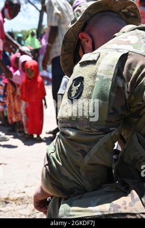 Un soldat Bayonet de la Force opérationnelle affecté à la Compagnie Alpha, 2e Bataillon, 135e Régiment d'infanterie, remet des dons à Lamu, Kenya, le 20 mars 2021. Les soldats ont recueilli des dons de proches aux États-Unis du 2020 novembre au 2021 mars dans le cadre d'un soutien humanitaire à la région. Banque D'Images