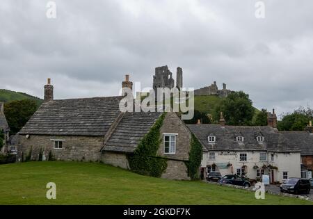 CHÂTEAU DE CORFE, ROYAUME-UNI - 18 août 2021 : un ancien château de Corfe vu du village de Dorset, en Angleterre Banque D'Images