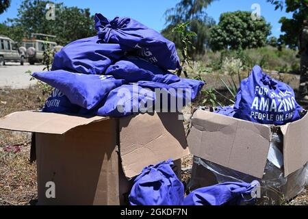 Les dons se trouvent dans le village de Magogoni, Lamu, Kenya, le 20 mars 2021. Les soldats de la Force opérationnelle Bayonet affectés à la US Army Alpha Company, 2e Bataillon, 135e Régiment d'infanterie, ont recueilli des dons de proches aux États-Unis du 2020 novembre au 2021 mars dans le cadre d'un soutien humanitaire à la région. Banque D'Images