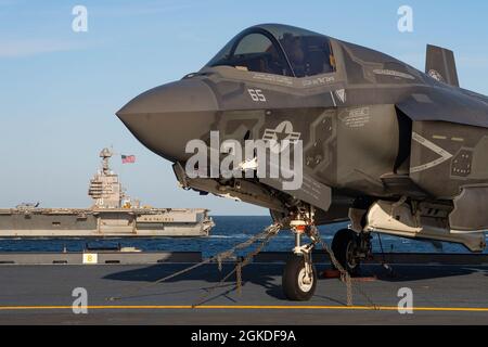 OCÉAN ATLANTIQUE (20 mars 2021) Une version américaine F-35B à décollage court et atterrissage vertical (STOVL) de l'avion Lightning II se trouve sur la partie arrière du porte-avions italien ITS Cavour (CVH 550) en tant que porte-avions USS Gerald R. Ford (CVN 78) Passes dans l'océan Atlantique le 20 mars 2021. Le combattant de cinquième génération est à bord de Cavour pour des essais en mer dans le cadre de la campagne de la Marine italienne Ready for Operations (RFO) pour son navire amiral. Banque D'Images