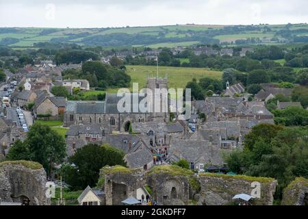 CHÂTEAU DE CORFE, ROYAUME-UNI - 18 août 2021 : le village vu d'un ancien château de Corfe à Dorset, en Angleterre Banque D'Images