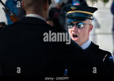 Le général de l'armée Mark A. Milley, président des chefs d'état-major interarmées, observe le changement de la cérémonie de la garde à la tombe du soldat inconnu au cimetière national d'Arlington, Arlington, Virginie, le 20 mars 2020. Banque D'Images