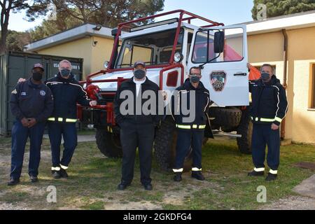 Un camion entièrement rénové soutient maintenant les services d’incendie et d’urgence du Camp Darby pour combattre la menace des incendies de forêt. Autrefois utilisée par la Direction des travaux publics pour transporter des matériaux de construction, la Mercedes UNIMOG 1000 de 1985, elle est maintenant prête à soutenir les pompiers en terrain accidenté. Banque D'Images
