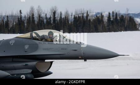 Le lieutenant-colonel Josh Rasmussen, pilote du 120e Escadron de chasseurs, taxis sur la piste de la base des Forces canadiennes Goose Bay pendant l'exercice Aralgam Dart 21-2, le 21 mars 2021. L'exercice se tiendra à partir de mars 20-26 et s'étendra de la mer de Beaufort à Thule, au Groenland, et s'étendra vers le sud, le long de l'Atlantique est, jusqu'à la côte américaine du Maine. Amalgame Dart 21-2 offre au NORAD l'occasion de perfectionner ses compétences en matière de défense de la patrie à mesure que les forces canadiennes, américaines et de l'OTAN opèrent ensemble dans l'Arctique. Commandement binational canadien et américain, le NORAD utilise des capteurs de réseau spatiaux, aériens et terrestres, ainsi que des systèmes air-air Banque D'Images