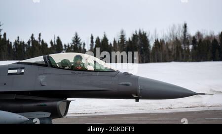 Lieutenant-colonel Ryan Peterson, pilote du 120e Escadron de chasseurs, taxis sur la piste de la base des Forces canadiennes Goose Bay pendant l’exercice Aralgam Dart 21-2, le 21 mars 2021. L'exercice se tiendra à partir de mars 20-26 et s'étendra de la mer de Beaufort à Thule, au Groenland, et s'étendra vers le sud, le long de l'Atlantique est, jusqu'à la côte américaine du Maine. Amalgame Dart 21-2 offre au NORAD l'occasion de perfectionner ses compétences en matière de défense de la patrie à mesure que les forces canadiennes, américaines et de l'OTAN opèrent ensemble dans l'Arctique. Commandement binational canadien et américain, le NORAD utilise des capteurs spatiaux, aériens et terrestres, ainsi que des systèmes de ravitaillement air-air Banque D'Images