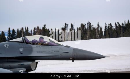 Le lieutenant-colonel Chris Crabb, pilote du 120e Escadron de chasseurs, taxis sur la piste de la base des Forces canadiennes Goose Bay pendant l'exercice Aralgam Dart 21-2, le 21 mars 2021. L'exercice se tiendra à partir de mars 20-26 et s'étendra de la mer de Beaufort à Thule, au Groenland, et s'étendra vers le sud, le long de l'Atlantique est, jusqu'à la côte américaine du Maine. Amalgame Dart 21-2 offre au NORAD l'occasion de perfectionner ses compétences en matière de défense de la patrie à mesure que les forces canadiennes, américaines et de l'OTAN opèrent ensemble dans l'Arctique. Commandement binational canadien et américain, le NORAD utilise des capteurs spatiaux, aériens et terrestres, ainsi que du carburant air-air Banque D'Images