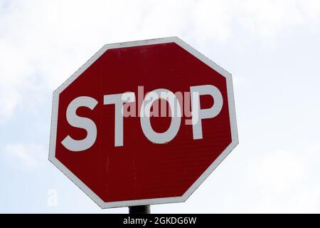 Panneau stop, panneau de signalisation indiquant aux conducteurs de s'arrêter et de faire preuve de prudence au carrefour Banque D'Images