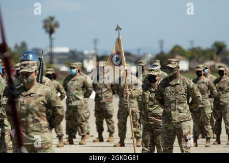 Les soldats du 311e Commandement du soutien (expéditionnaire) qui sont récemment revenus du déploiement au Moyen-Orient participent à une cérémonie de démarchage le dimanche 21 mars 2021 à la base d'entraînement des Forces interarmées Los Alamitos, en Californie. Banque D'Images