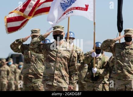 Les soldats du 311e Commandement du soutien (expéditionnaire) qui sont récemment revenus du déploiement au Moyen-Orient participent à une cérémonie de démarchage le dimanche 21 mars 2021 à la base d'entraînement des Forces interarmées Los Alamitos, en Californie. Banque D'Images