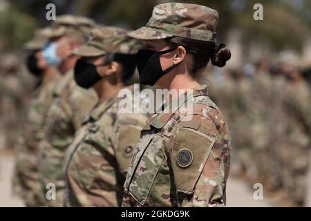 Les soldats du 311e Commandement du soutien (expéditionnaire) qui sont récemment revenus du déploiement au Moyen-Orient participent à une cérémonie de démarchage le dimanche 21 mars 2021 à la base d'entraînement des Forces interarmées Los Alamitos, en Californie. Banque D'Images