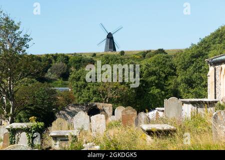 Vue sur Rotingdean vers Beacon Mill (New Mill) sur la colline, vue depuis le chantier de l'église Saint Margarets. Rotingdean, Royaume-Uni (127) Banque D'Images