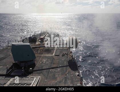 210322-N-VD554-1025 OCÉAN PACIFIQUE (le 22 mars 2021) - le destroyer de missile guidé de classe Arleigh Burke USS Rafael Peralta (DDG 115) tire un canon Mark de 45 5 pouces lors d'un exercice d'artillerie à feu direct. Rafael Peralta est affecté à la Force opérationnelle 71/Destroyer Squadron (DESRON) 15, la plus grande force de surface déployée à l'avant de la Marine et la principale force de surface de la 7e flotte américaine. Banque D'Images