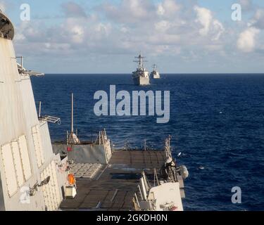 210322-N-VD554-1103 OCÉAN PACIFIQUE (le 22 mars 2021) - les destroyers guidés de la classe Arleigh Burke USS John McCain (DDG 56), arrière, USS Barry (DDG 52), Middle et USS Rafael Peralta naviguent en formation en vue d'un exercice d'artillerie à feu réel. Rafael Peralta est affecté à la Force opérationnelle 71/Destroyer Squadron (DESRON) 15, la plus grande force de surface déployée à l'avant de la Marine et la principale force de surface de la 7e flotte américaine. Banque D'Images