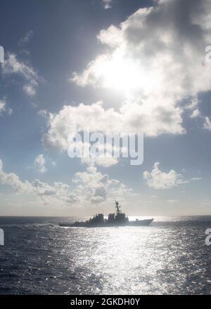 210322-N-VD554-1149 OCÉAN PACIFIQUE (le 22 mars 2021) - le destroyer de missile guidé de classe Arleigh Burke USS Barry (DDG 52) se met en formation en préparation à un exercice d'artillerie à feu vivant. Barry est affecté à la Force opérationnelle 71/Destroyer Squadron (DESRON) 15, la plus grande force de surface déployée à l'avant de la Marine et la principale force de surface de la 7e flotte américaine. Banque D'Images