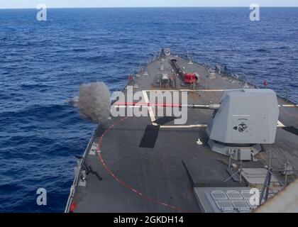 210322-N-VD554-1282 OCÉAN PACIFIQUE (le 22 mars 2021) - le destroyer de missile guidé de classe Arleigh Burke USS Rafael Peralta (DDG 115) tire un canon Mark de 45 5 pouces lors d'un exercice d'artillerie à feu direct. Rafael Peralta est affecté à la Force opérationnelle 71/Destroyer Squadron (DESRON) 15, la plus grande force de surface déployée à l'avant de la Marine et la principale force de surface de la 7e flotte américaine. Banque D'Images