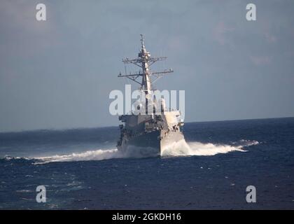 210322-N-VD554-1127 OCÉAN PACIFIQUE (le 22 mars 2021) - le destroyer de missile guidé de classe Arleigh Burke USS Barry (DDG 52) se met en formation en préparation à un exercice d'artillerie à feu vivant. Barry est affecté à la Force opérationnelle 71/Destroyer Squadron (DESRON) 15, la plus grande force de surface déployée à l'avant de la Marine et la principale force de surface de la 7e flotte américaine. Banque D'Images