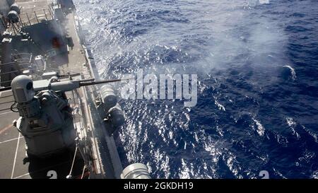 210322-N-VD554-1379 OCÉAN PACIFIQUE (22 mars 2021) le destroyer de missile guidé de la classe Arleigh Burke USS Rafael Peralta (DDG 115) tire une mitrailleuse Mark 38 lors d'un exercice d'artillerie à feu direct. Rafael Peralta est affecté à la Force opérationnelle 71/Destroyer Squadron (DESRON) 15, la plus grande force de surface déployée à l'avant de la Marine et la principale force de surface de la 7e flotte américaine. Banque D'Images