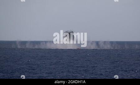 210322-N-VD554-1071 OCÉAN PACIFIQUE (le 22 mars 2021) - le destroyer à missiles guidés de la classe Arleigh Burke USS Rafael Peralta (DDG 115) se lance sur une cible lors d'un exercice d'arme à feu. Rafael Peralta est affecté à la Force opérationnelle 71/Destroyer Squadron (DESRON) 15, la plus grande force de surface déployée à l'avant de la Marine et la principale force de surface de la 7e flotte américaine. Banque D'Images