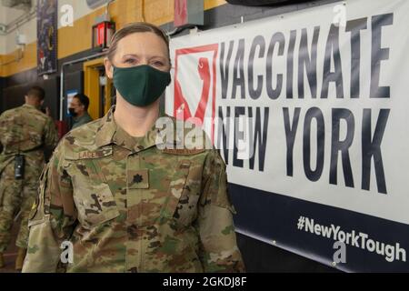 Le lieutenant-colonel Angela Lacek de la U.S. Air Force, un port Huron, Michigan, infirmière en chef et originaire affecté au 335e Escadron des opérations médicales expéditionnaires, prend une pause rapide de ses fonctions en fournissant des vaccins au Centre de vaccination communautaire du Medgar Evers College, dirigé par l'État et soutenu par le gouvernement fédéral, à Brooklyn, New York, le 22 mars, 2021. Lacek est déployé à partir du 42e groupe médical de la base aérienne de Maxwell, en Alabama, et est l’un des quelque 140 aviateurs répartis sur 28 installations déployées dans le CVC du Medgar Evers College à l’appui des efforts d’intervention COVID-19 de l’Armée de terre des États-Unis du Nord. Nord des États-Unis Banque D'Images