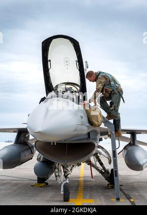 Le lieutenant-colonel Josh Rasmussen de la Force aérienne des États-Unis, pilote du 120e Escadron de chasseurs, s'envole dans un faucon de combat F-16 à la base des Forces canadiennes Goose Bay pendant l'exercice Aralgam Dart 21-2, le 23 mars 2021. L'exercice se tiendra à partir de mars 20-26 et s'étendra de la mer de Beaufort à Thule, au Groenland, et s'étendra vers le sud, le long de l'Atlantique est, jusqu'à la côte américaine du Maine. Amalgame Dart 21-2 offre au NORAD l'occasion de perfectionner ses compétences en matière de défense de la patrie à mesure que les forces canadiennes, américaines et de l'OTAN opèrent ensemble dans l'Arctique. Commandement binational canadien et américain, le NORAD utilise le réseau spatial, aérien et terrestre b Banque D'Images