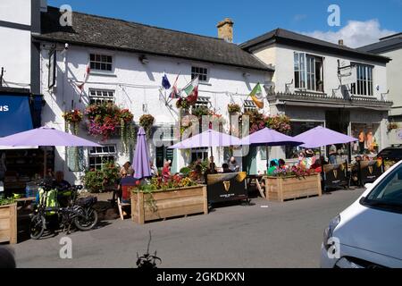 Vue extérieure des personnes assises manger et boire à des tables pendant la pandémie de Covid 19 à l'extérieur du restaurant en été Crickhowell Wales UK KATHY DEWITT Banque D'Images