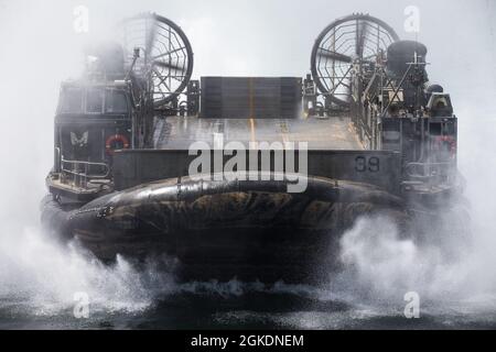 210323-M-JX780-1171 GOLFE D'OMAN (23 mars 2021) – l'embarcation de la marine américaine, coussin d'air 39, attachée à l'unité d'embarcation d'assaut 5, retourne au navire de transport amphibie USS Somerset (LPD 25) après avoir débarqué le personnel et l'équipement affectés à la 15e unité expéditionnaire maritime (UMM), dans le golfe d'Oman, Mars 23. Somerset, qui fait partie du groupe de prêt amphibie de l'île de Makin, et le 15e MEU sont déployés dans la zone d'opérations de la 5e flotte des États-Unis à l'appui des opérations navales afin d'assurer la stabilité et la sécurité maritimes dans la région centrale, reliant la Méditerranée et le Pacifique jusqu'au Th Banque D'Images