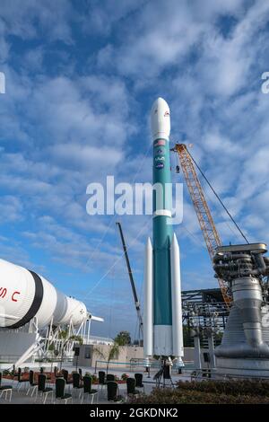 United Launch Alliance la fusée Delta II fait partie du Rocket Garden lors de la cérémonie de découpe du ruban au complexe d'accueil du Kennedy Space Center (KSC) à Merritt Island, Floride, le 23 mars 2021. Bang. Le général Stephen Purdy, commandant de la 45e Escadre spatiale, a fait des remarques et contribué à couper le ruban lors de la cérémonie aux côtés des partenaires de lancement de la 45e Escadre spatiale. Banque D'Images