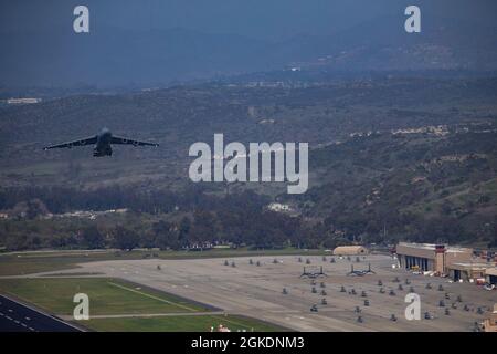 Une US Air Force C-5M Super Galaxy prend son envol après le déchargement des Marines et de l'équipement sur la Marine corps Air Station Camp Pendleton, Californie, le 23 mars 2021. Le C-5M, le plus grand transport militaire utilisé par la Force aérienne, a transporté des Marines et de l'équipement avec la 3e Escadre d'avions marins de la Californie au Japon et en retour dans le cadre d'une rotation planifiée du personnel et de l'équipement pour le programme de déploiement de l'unité. Banque D'Images