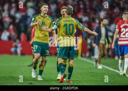 Les joueurs de Real Betis célèbrent la victoire lors de la ligue espagnole la Liga Santander, match de football joué entre Granada CF et Real Betis au stade Nuevos los Carmenes le 13 septembre 2021, à Grenade, Espagne - photo: Joaquin Corchero/DPPI/LiveMedia Banque D'Images