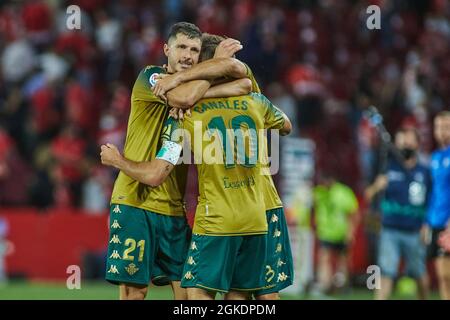 Les joueurs de Real Betis célèbrent la victoire lors de la ligue espagnole la Liga Santander, match de football joué entre Granada CF et Real Betis au stade Nuevos los Carmenes le 13 septembre 2021, à Grenade, Espagne - photo: Joaquin Corchero/DPPI/LiveMedia Banque D'Images