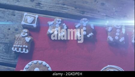 Image des biscuits de noël au pain d'épice sur la nappe rouge Banque D'Images