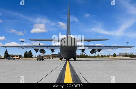 Un ghostrider AC-130J de Hurlburt Field est stationné sur la ligne aérienne à la base aérienne de Fairchild, Washington, le 23 mars 2021. Les missions principales de l'AC-130J Ghostrider sont le soutien aérien étroit, l'interdiction aérienne et la reconnaissance armée. Banque D'Images