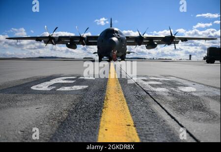 Un ghostrider AC-130J de Hurlburt Field est stationné sur la ligne aérienne à la base aérienne de Fairchild, Washington, le 23 mars 2021. L'avion s'est rendu à l'AFB de Fairchild pour soutenir une mission d'entraînement conjointe avec la Garde nationale de l'Armée de terre. Banque D'Images