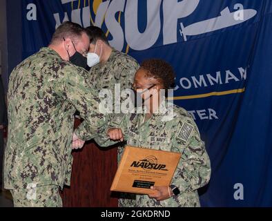 Le commandant de la NAVSUP FLC de San Diego, le capitaine Timothy Brown, a remis au maître de troisième classe Kijane Sayles, un spécialiste de la logistique du Département de soutien industriel, le prix Jeune marin du quartier pour le 1er trimestre de l'exercice 2021, au QG de la FLCSD, le 24 mars 2021. Au cours de la cérémonie, Brown a également présenté le Premier officier de première classe Omar Stewart, spécialiste de la logistique, au Premier marin du trimestre pour le 1er trimestre de l'exercice 2021. Banque D'Images