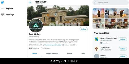 Cette capture d'écran de la page officielle de fort McCoy, Wisconsin, Twitter est présentée le 24 mars 2021. Cette page, ainsi que plusieurs autres pages et sites Web de présence en ligne, ont été la raison pour laquelle le Bureau des affaires publiques de fort McCoy a remporté un premier prix pour le Prix exceptionnel de gestion des médias numériques du Commandement matériel de l'Armée de terre 2020. Banque D'Images