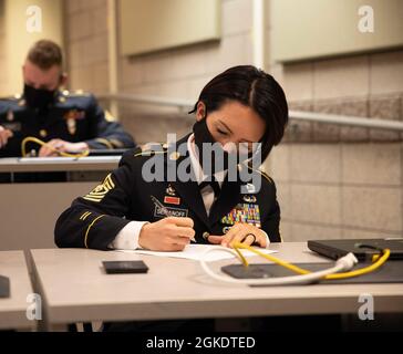 1er Sgt. Tina Semanoff, premier sergent de la compagnie pour le quartier général et le détachement du quartier général, 97e commandement de la troupe, passe un examen écrit lors de la compétition du meilleur guerrier de la Garde nationale de l'Utah à Camp Williams, Utah, le 24 mars 2021. Les soldats représentant les principaux commandements de la Garde nationale de l’Utah feront l’objet d’intenses tests physiques et mentaux au cours d’une compétition de trois jours pour déterminer le soldat de l’année de l’État, le commandant de l’année et le commandant principal de l’année. Banque D'Images