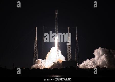 Une fusée Falcon 9 transportant la charge utile Starlink L-22 de SpaceX est lancée à partir de la station de la Force spatiale de Cape Canaveral, Floride, le 24 mars 2021. C'est ce qui a marqué le neuvième lancement de Falcon 9 de la gamme Eastern cette année et le quatrième lancement de Starlink en mars 2021. Banque D'Images