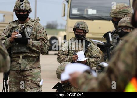 Les soldats du 303e Bataillon du renseignement militaire reçoivent la mission et rédigent les renseignements pertinents, 24 mars 2021, fort Hood, Texas. À tout moment au cours de la mission, on pourrait demander aux soldats de rappeler des détails précis. Banque D'Images