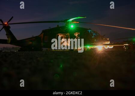 Un Faucon Pave Hawk HH-60G de la U.S. Air Force est assis sur une piste d'atterrissage avant un exercice au Camp Simba, Kenya, le 24 mars 2021. Le 303e Escadron de sauvetage expéditionnaire effectue des exercices de formation de jour comme de nuit afin de maintenir la capacité d'assurer l'évacuation des victimes, un soutien aérien rapproché et le rétablissement du personnel. Banque D'Images