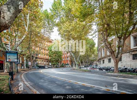 Via Vittorio Veneto. Appelée familièrement via Veneto, elle est l'une des rues les plus célèbres, élégantes et chères de la ville éternelle. Banque D'Images