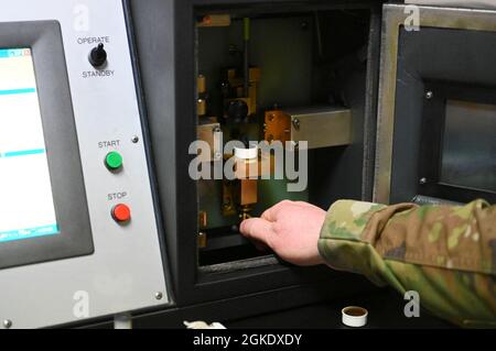 Sergent d'état-major de la Force aérienne des États-Unis Logan Stack, technicien d'inspection non destructive du 550e Escadron de chasse, utilise un spectromètre pour effectuer une analyse conjointe des huiles moteur sur des échantillons d'huile d'un F-15 Eagle à Kingsley Field, à Klamath Falls, en Ontario, le 25 mars 2021. Le but de l'analyse des échantillons d'huile est de s'assurer qu'il n'y a pas de niveaux anormaux de métaux d'usure présents dans l'huile moteur. Banque D'Images