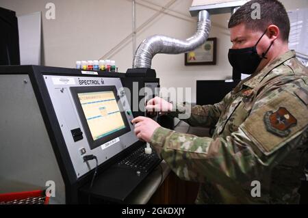 Sergent d'état-major de la Force aérienne des États-Unis Logan Stack, technicien d'inspection non destructive du 550e Escadron de chasse, utilise un spectromètre pour effectuer une analyse conjointe des huiles moteur sur des échantillons d'huile d'un F-15 Eagle à Kingsley Field, à Klamath Falls, en Ontario, le 25 mars 2021. Le but de l'analyse des échantillons d'huile est de s'assurer qu'il n'y a pas de niveaux anormaux de métaux d'usure présents dans l'huile moteur. Banque D'Images