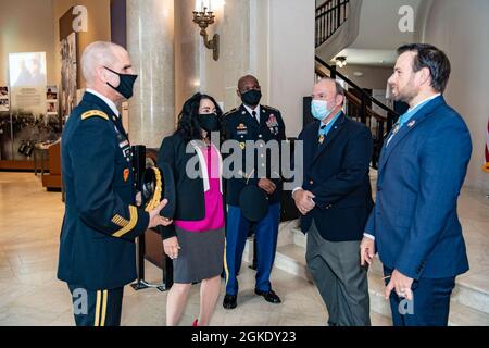 Major général de l'armée américaine Omar Jones IV (à gauche), commandant général, District militaire de l'armée américaine de Washington; Karen Durham-Aguilera (deuxième à gauche), directrice exécutive, cimetière national d'Arlington et Bureau des cimetières de l'armée; et Sgt de l'armée américaine. Le Maj Patrick Thomas (au centre), conseiller principal inscrit, cimetière national d'Arlington et Bureau des cimetières de l'Armée; Parlez aux récipiendaires de la Médaille d'honneur de l'Armée des États-Unis 1st Lt. Brain Thacker (deuxième à droite) et du maître-chef de la Marine américaine Special Warfare Operator Edward Byers, Jr. (À droite) dans la salle d'exposition Memorial Amphitheater du cimetière national Arlingotn, Arli Banque D'Images