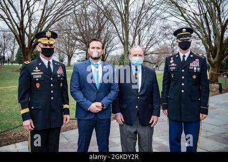 Général de l'armée américaine Omar Jones IV (à gauche), commandant général du District militaire de l'armée américaine de Washington; récipiendaire de la Médaille d'honneur Edward Byers, commandant en chef spécial de la Marine américaine (au centre à gauche); récipiendaire de la Médaille d'honneur du 1er Lt Brain Thacker de l'armée américaine (au centre à droite); et Sgt du commandement de l'armée américaine. Le Maj Richard A. Woodring, district militaire de Washington; posez pour une photo à l'extérieur de l'amphithéâtre commémoratif du cimetière national d'Arlington, Arlington, Virginie, le 25 mars 2021. Banque D'Images