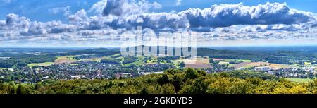 Panorama de villages sur le bord de la forêt de Teutoburg près d'Osnabruck en Allemagne au-dessus des sommets des arbres et avec ciel nuageux Banque D'Images