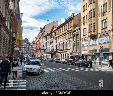 Prague, République tchèque. Vue sur la rue du centre de Prague, animée par les habitants et les touristes. Banque D'Images